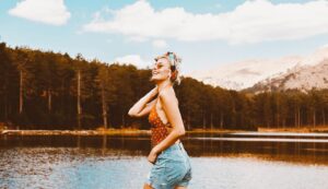 Burcu Binici Instagram - ...güzel bir şeye başla!
Ama hep güzel olsun
Çünkü her insan ölecek yaşta,
Geç kalmayasın!..