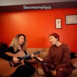 Burcu Güneş Instagram - Kahve buluşmamızda “Sevmemeliyiz” mırıldanalım dedik. 8 Mart Dünya Kadınlar Günü’ne doğru bizden size küçük bir armağan. 🖤🦇🌹