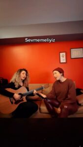 Burcu Güneş Instagram - Kahve buluşmamızda “Sevmemeliyiz” mırıldanalım dedik. 8 Mart Dünya Kadınlar Günü’ne doğru bizden size küçük bir armağan. 🖤🦇🌹