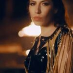 Burcu Güneş Instagram - Yeni Albümüm #BenimYolum ‘un İlk video klibi #AnılarıYak 🔥 Yönetmen: @bedranguzel seninle çalışmak demek; gerçek bir yönetmenle çalışma farkını yaşamak demek.. 🥂✌🏼🫵🏻😎 Görüntü Yönetmeni: @firatlitasozbir 🫶 Işık Şefi: Necati Yavuz Uygulayıcı Yapımcı: Hasan Elmas 🫶 Yardımcı Yönetmen: Mert Can Kesim Reji Asistanı: Erdal Baran Şahin Prodüksiyon Ekibi: Semih Elmas, Yunus Yeşil, Enes Turcan Kreatif sanat, kostüm ve stiller: Burcu Güneş & @elaa_stylee 💕🧚‍♀️ Kostümler: Özel teşekkürlerimle @pinarkerimoglu ⭐️❤️ @lady__estrella @gigiiscom ✨☀️ @athi.official__ Saç: @huseyinacikgoz 💫🤍ruhu güzel Makyaj: @hakankulturofficial ah işte yeniden! İyi ki sen! 🙌🏼✨ Katkılarından dolayı @lexusturkiye ve @vanikoymotors ‘a kalpten teşekkürler 🫶🙏 Yapım: @dmccomtr Prodüktör : @samsundemir 🫵🏻🏆🥳 Menajer: @hakankutal 🏆🥂👑 Şarkı künyesi : Söz: @kerromusic ( KERRO ) 😎🤘🏼 Beste: Kerem Demir & Milad Beheshti ( Kerro & Mili B ) 💪🏼 Düzenleme & Mix: @milibofficiall ( Mili B ) 🤘🏼💣💋 Mastering: @koraypuskul 🙏 Grafik & dijital tasarımlar: @alperisirr 🫶✨ #benimyolum #burcugüneş