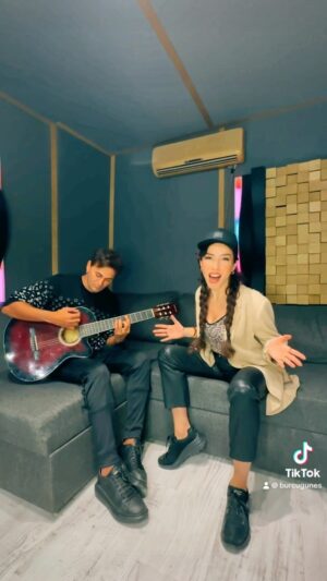 Burcu Güneş Instagram - #anılarıyak 🎸🌞🎤🔥🎶 #burcugüneş #tiktok ‘a özel mini #akustik