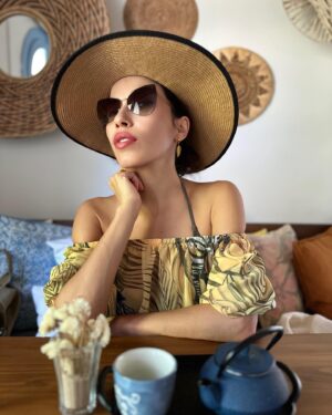 Burcu Güneş Instagram - Mutluu Haftalarrr🎶🫶 
Bana Hep Yazz 🌞 ✍🏼🤪
Story’de kalmasın artık bu kareler diyenlere gelsin..