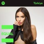 Burcu Güneş Instagram - “Nisan Ayı EQUAL elçiliğimin ilk haftasında, kadın bakış açısı ve bu bakış açısının hayata dokunmasıyla yarattığı ihtişamı birlikte düşünelim isterim ve ardından kıymetlilerimiz Aysel Gürel, Sezen Aksu, Selda Bağcan derim. Onların toplumsal ve kişisel dünyamızı, atmosferlerimizi değiştiren şarkılar ve şarkı sözleri derim.🙏 Nasıl bir iş başardılar? Bir ülkede bir dönemin üslubu oldular ..✨🎶 Eminim aynı düşünceleri paylaşıyoruz. Ve şimdi sevgili @kalbenben ‘in “Hatıraların Gölgesi” isimli şarkısının EQUAL linkini de story’de seve seve paylaşıyorum..🤗 Sevgilerimle 💚