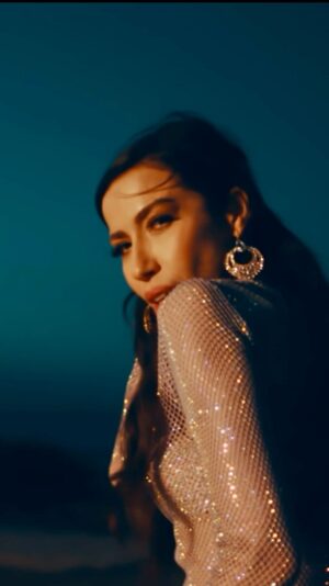 Burcu Güneş Instagram - #Şerefine Video Klibimiz Yayında 🥂 Emeği geçen tüm ekip arkadaşlarımın ellerine sağlık, çok kıymetlisiniz 🙏 
Yönetmen : @bedranguzel 📽️
Söz : @kerromusic 
Müzik & Düzenleme: @milibofficiall 
Yapım : @dmccomtr - @samsundemir
Menajer: @hakankutal 
Dijital Tasarım : @alperisirr 
Makyaj : @serkan.unal 
Saç tasarımı : @ercumentkuluk
Prd sanat ekibi : @elaa_stylee 
Styling by me : Teşekkürler @copurs 💫✨ @swarovski💎 @glamour.vav 🔥 @gazzasalexandredeparis 💋