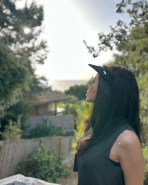 Burcu Güneş Instagram - Uzun zamandır plânladığım huzurun tam ortasında✨ 🦉🌳🌿🪴🦜🐾🐝