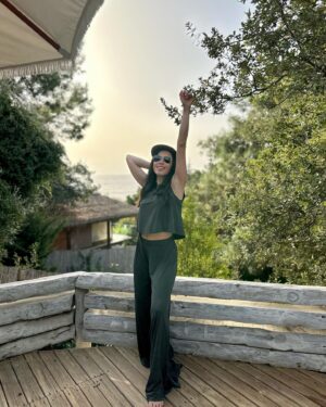 Burcu Güneş Instagram - Uzun zamandır plânladığım huzurun tam ortasında✨ 🦉🌳🌿🪴🦜🐾🐝