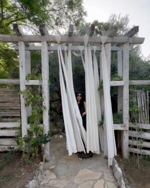 Burcu Güneş Instagram - Uzun zamandır plânladığım huzurun tam ortasında✨ 🦉🌳🌿🪴🦜🐾🐝