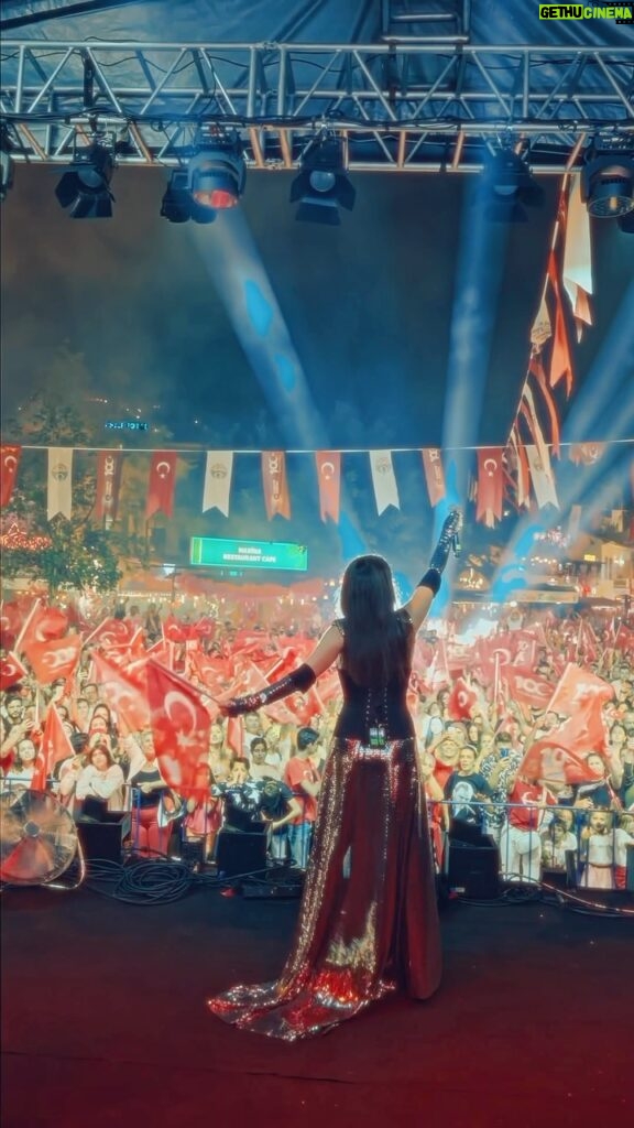 Burcu Güneş Instagram - Kaş halkıyla 29 Ekim’ler başkadır dediler, hele bir de Cumhuriyet’imizin 100. Yılı Konserini duyanlar çok heyecanlanmıştı.. Öyle de oldu 🇹🇷❤️ İşte o gecenin coşkusunun kısa bir özeti 🫶 Yaşa Mustafa Kemal Paşa… Yaşa! 🙏 🎶✨ 📸: @orkunokur