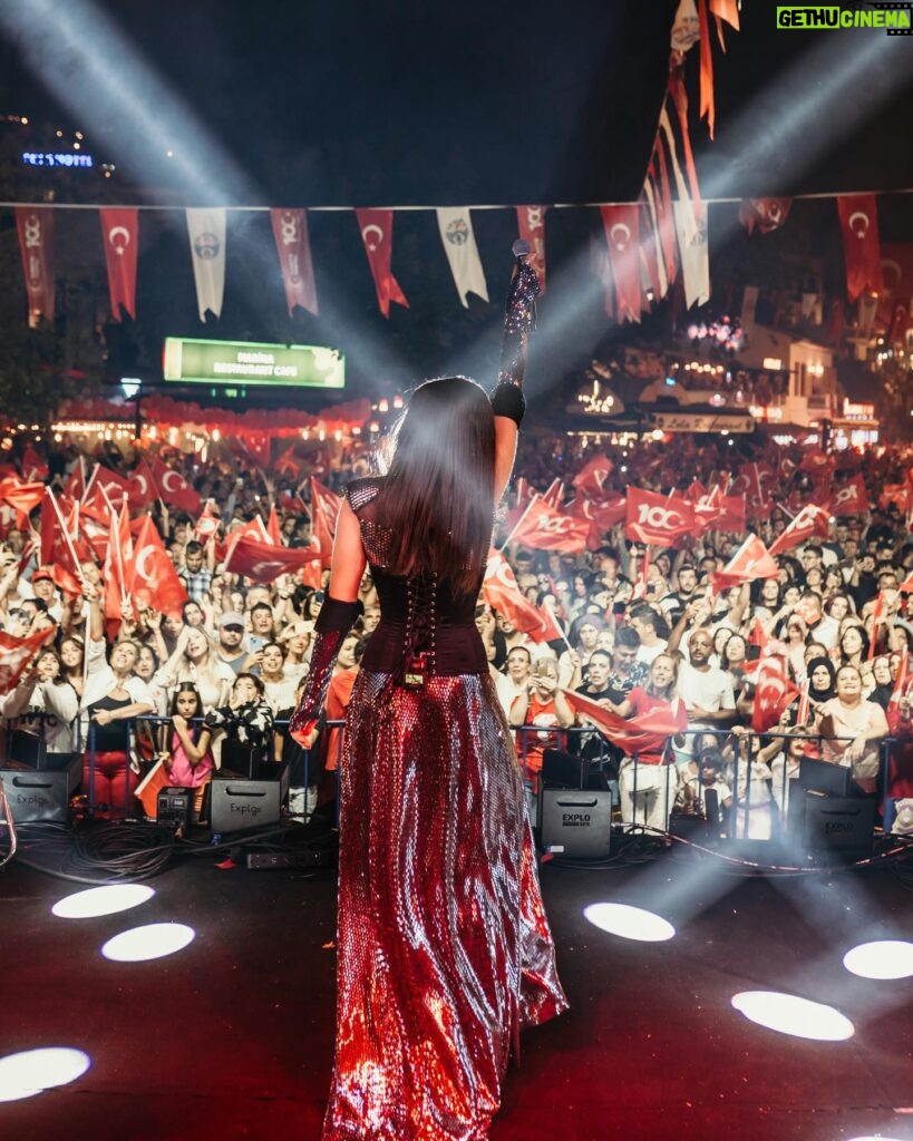 Burcu Güneş Instagram - Cumhuriyet’imizin 100. Yılı Kutlu Olsun 🇹🇷🤍❤️🎈 Asılarca Kutlansın ! ✨🙌🏼🇹🇷 Başta Ulu Önderimiz “Gazi Mustafa Kemal Atatürk” olmak üzere, Türkiye Cumhuriyeti’nin tüm mimarlarına, kahramanlarına, şehit ve gazilerimize şükran ve minnetle 🙌🏼🇹🇷🙌🏼🇹🇷 Kostüm: @forcostume.ozlemsonmez 🌹