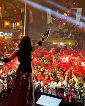 Burcu Güneş Instagram - Cumhuriyet’imizin 
100. Yılı Kutlu Olsun 🇹🇷🤍❤️🎈
Asılarca Kutlansın ! ✨🙌🏼🇹🇷
Başta Ulu Önderimiz “Gazi Mustafa Kemal Atatürk” olmak üzere, Türkiye Cumhuriyeti’nin tüm mimarlarına, kahramanlarına, şehit ve gazilerimize şükran ve minnetle 🙌🏼🇹🇷🙌🏼🇹🇷
Kostüm: @forcostume.ozlemsonmez 🌹