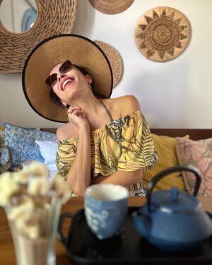 Burcu Güneş Instagram - Mutluu Haftalarrr🎶🫶 
Bana Hep Yazz 🌞 ✍🏼🤪
Story’de kalmasın artık bu kareler diyenlere gelsin..