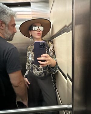 Burcu Güneş Instagram - Mutluu Haftalarrr🎶🫶 
Bana Hep Yazz 🌞 ✍🏼🤪
Story’de kalmasın artık bu kareler diyenlere gelsin..