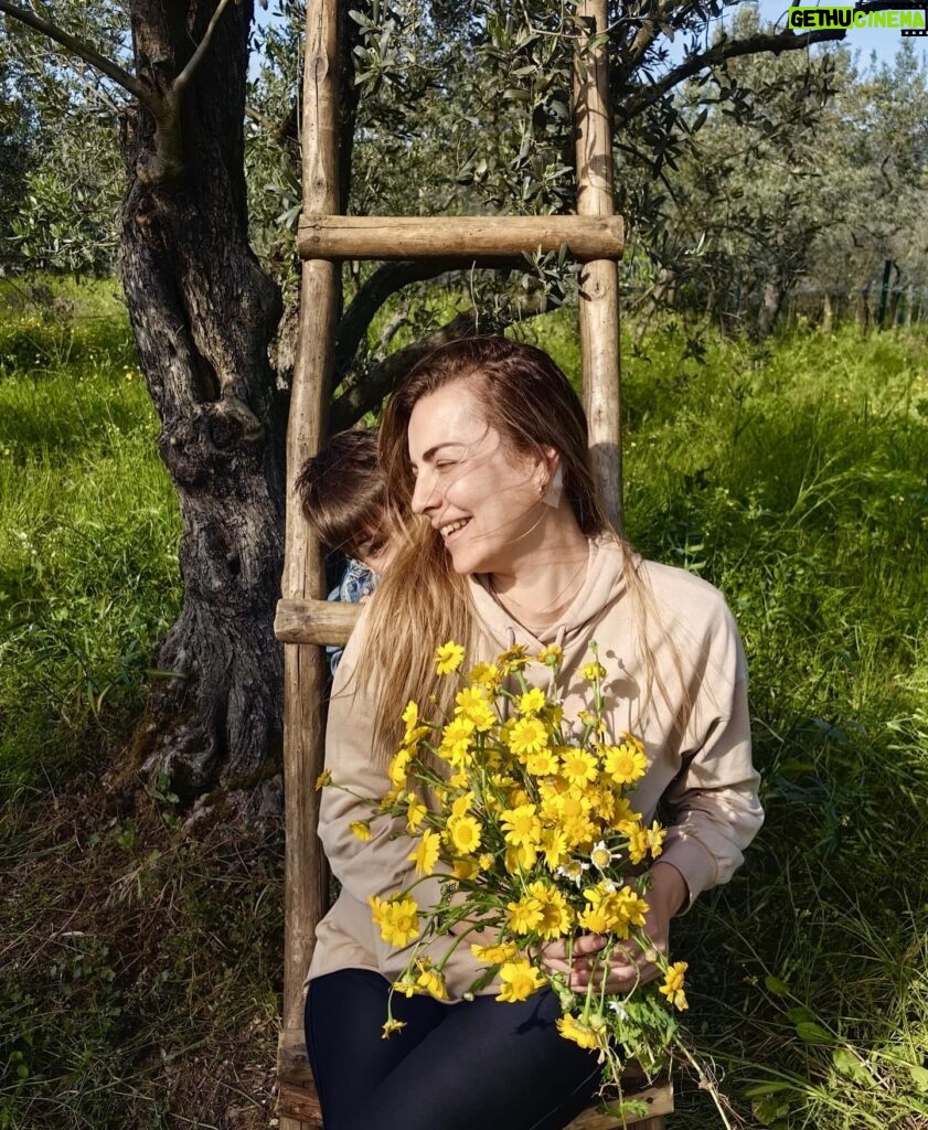 Burcu Kara Instagram - Baharın en güzel geldiği yerlerden birindeyim.Doğduğum topraklarda.Ailem,çocuklarım,papatyalar.Şükür.🙏🏼❤️🌼