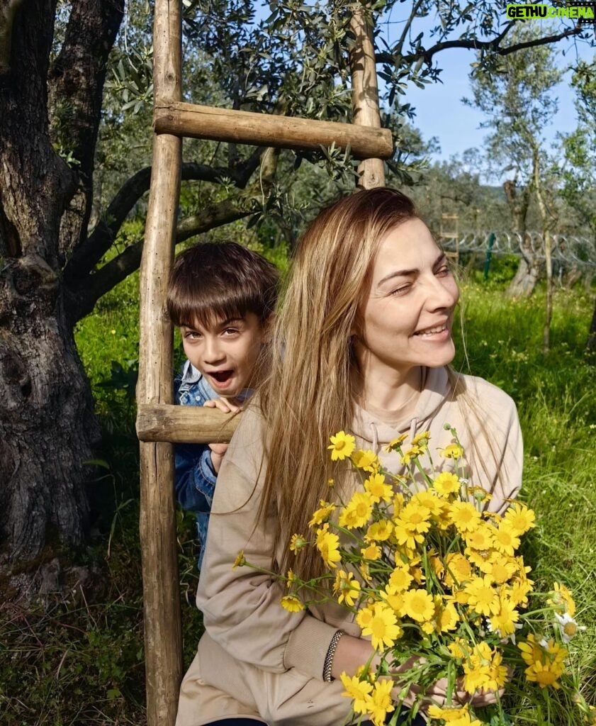 Burcu Kara Instagram - Baharın en güzel geldiği yerlerden birindeyim.Doğduğum topraklarda.Ailem,çocuklarım,papatyalar.Şükür.🙏🏼❤️🌼