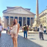 Burcu Kara Instagram - Madem bugün Perşembe,haydi Roma anılarına gidelim.😍İmkan olsa her fırsatta o sokaklarda olmak isterim.Siz şu an imkanınız olsa hangi ülkeye gitmek istersiniz?🇮🇹🍕🍦