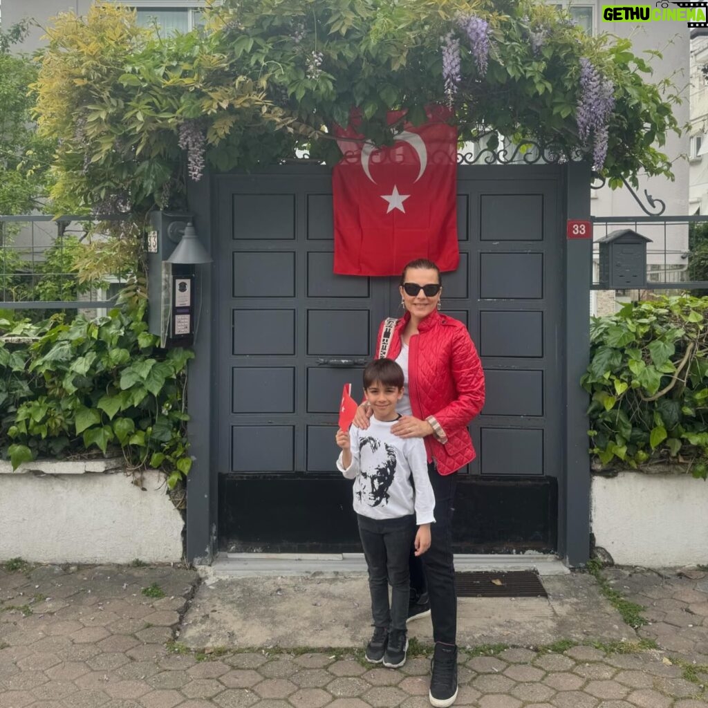 Burcu Kara Instagram - En güzel bayram kutlu olsun!Çocuklarımızın yüzleri hep gülsün,gelecekleri umutla dolsun.Bize bu bayramı hediye eden Mustafa Kemal Atatürk'ü en derin sevgi ve minnetimizle anıyoruz.🇹🇷🇹🇷🇹🇷🎉🎉🎉