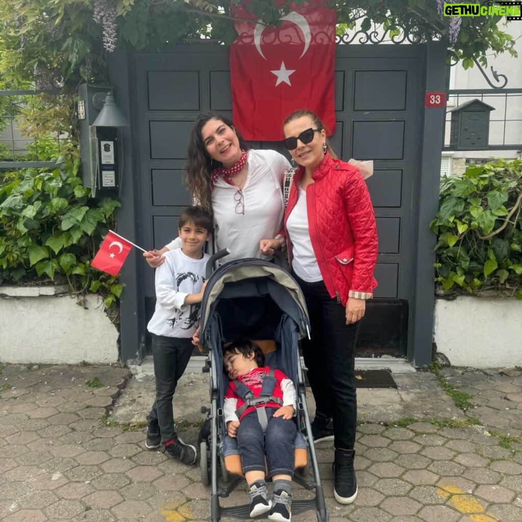 Burcu Kara Instagram - En güzel bayram kutlu olsun!Çocuklarımızın yüzleri hep gülsün,gelecekleri umutla dolsun.Bize bu bayramı hediye eden Mustafa Kemal Atatürk'ü en derin sevgi ve minnetimizle anıyoruz.🇹🇷🇹🇷🇹🇷🎉🎉🎉