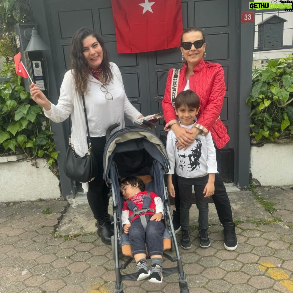 Burcu Kara Instagram - En güzel bayram kutlu olsun!Çocuklarımızın yüzleri hep gülsün,gelecekleri umutla dolsun.Bize bu bayramı hediye eden Mustafa Kemal Atatürk'ü en derin sevgi ve minnetimizle anıyoruz.🇹🇷🇹🇷🇹🇷🎉🎉🎉
