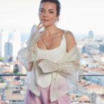 Burcu Kara Instagram - Madem bugün Kadınlar Günü,sizlere bir selam etmeden olmaz.Kadın olarak doğmanın ve kadın gibi yaşamaya çalışmanın tüm zorluklarına rağmen yılmayan,boyun eğmeyen,sabırla,onurla,gururla yoluna devam eden büyük küçük tüm hem cinslerimin gününü kutlarım.Kimseye sırf "kadın" olduğunuz için kendinizi kötü hissettirme şansı vermeyin.Unutmayın ki siz olmazsanız,hiç bir şey olmaz!🌸
