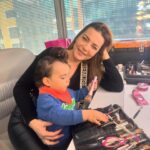 Burcu Kara Instagram - Bugün sette ziyaretçim var.😍Siyah zeytinim makyöz ablamızın masasına çöktü.Çalışan anne sorunsalı da diyebiliriz tabii buna.Evdeki ablamız hasta,Can da mecburen benimle geldi.Bakalım bugün nasıl geçecek?😂🙏🏼🧿