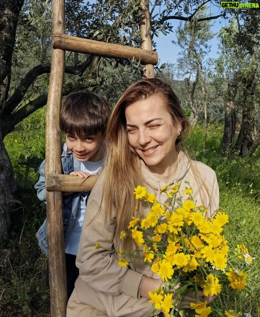 Burcu Kara Instagram - Baharın en güzel geldiği yerlerden birindeyim.Doğduğum topraklarda.Ailem,çocuklarım,papatyalar.Şükür.🙏🏼❤️🌼