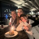 Burcu Kara Instagram - Gecikmiş doğumgünü kutlaması.😍En başta hepimize sağlık diliyorum.Sonra her şey olur.Ben kırklı yaşlarımı çok sevdim.Umarım bundan sonrasını da doyumca yaşamak nasip olur.🙏🏼Bütün güzel dilekleriniz için teşekkürler.Her şey sizlerin enerjisiyle daha güzel.❤️