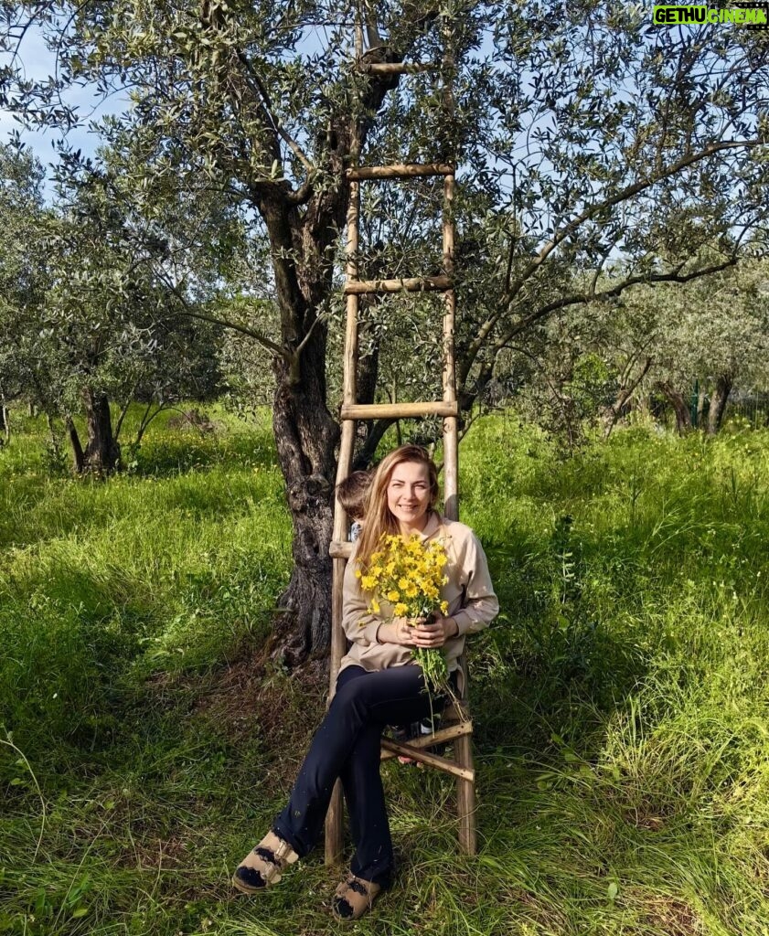 Burcu Kara Instagram - Baharın en güzel geldiği yerlerden birindeyim.Doğduğum topraklarda.Ailem,çocuklarım,papatyalar.Şükür.🙏🏼❤️🌼