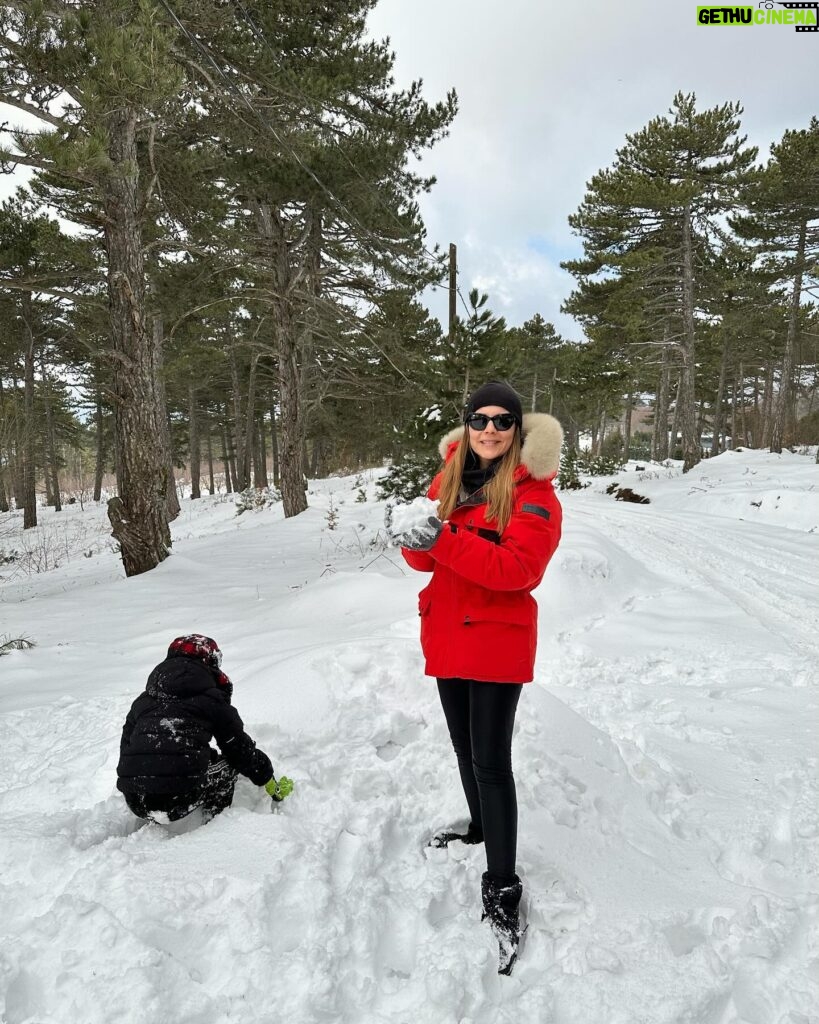 Burcu Kara Instagram - Memleketten kar manzaraları😂Yoğun kar yağışı tatilcilere keyifli anlar yaşattı sevgili seyirciler.❄️(Storylerde karsambaç yemeği var.Kimler biliyor?)