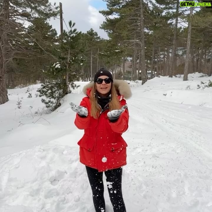 Burcu Kara Instagram - Memleketten kar manzaraları😂Yoğun kar yağışı tatilcilere keyifli anlar yaşattı sevgili seyirciler.❄️(Storylerde karsambaç yemeği var.Kimler biliyor?)