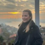 Burcu Kara Instagram – Puslu bir İstanbul günü.Yedi tepe İstanbul’un bir tepesinde çekmiştik bu set fotoğraflarını.Seval komiser kostümü ama Burcu bakışları.😎Akşama Arka Sokaklar’da görüşürüz.Sevgiyle🙋‍♀️