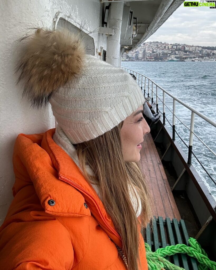 Burcu Kara Instagram - Beşiktaş-Kadıköy vapurundayım.Denizin üstündeyim,benden mutlusu yok.🐬🚢🧜‍♀️