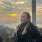 Burcu Kara Instagram – Puslu bir İstanbul günü.Yedi tepe İstanbul’un bir tepesinde çekmiştik bu set fotoğraflarını.Seval komiser kostümü ama Burcu bakışları.😎Akşama Arka Sokaklar’da görüşürüz.Sevgiyle🙋‍♀️