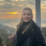 Burcu Kara Instagram – Puslu bir İstanbul günü.Yedi tepe İstanbul’un bir tepesinde çekmiştik bu set fotoğraflarını.Seval komiser kostümü ama Burcu bakışları.😎Akşama Arka Sokaklar’da görüşürüz.Sevgiyle🙋‍♀️