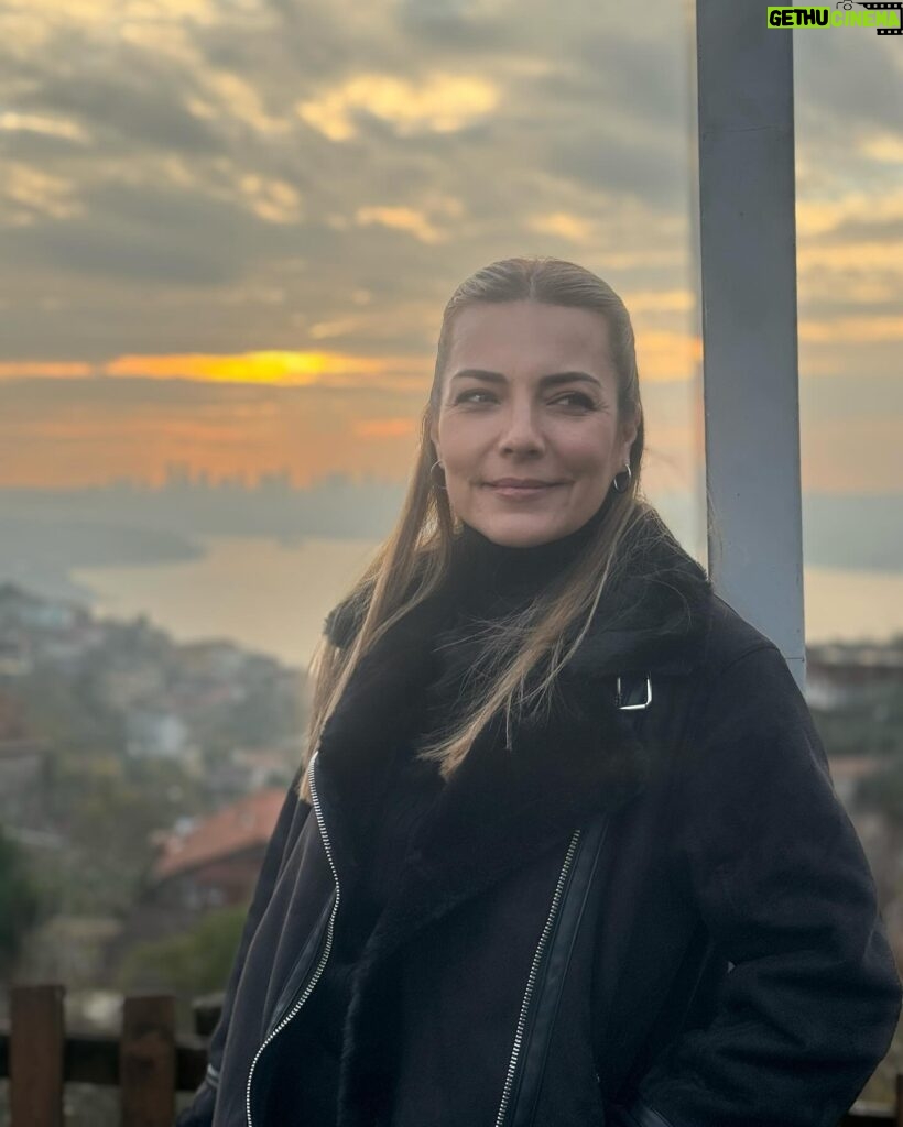 Burcu Kara Instagram - Puslu bir İstanbul günü.Yedi tepe İstanbul'un bir tepesinde çekmiştik bu set fotoğraflarını.Seval komiser kostümü ama Burcu bakışları.😎Akşama Arka Sokaklar'da görüşürüz.Sevgiyle🙋‍♀️