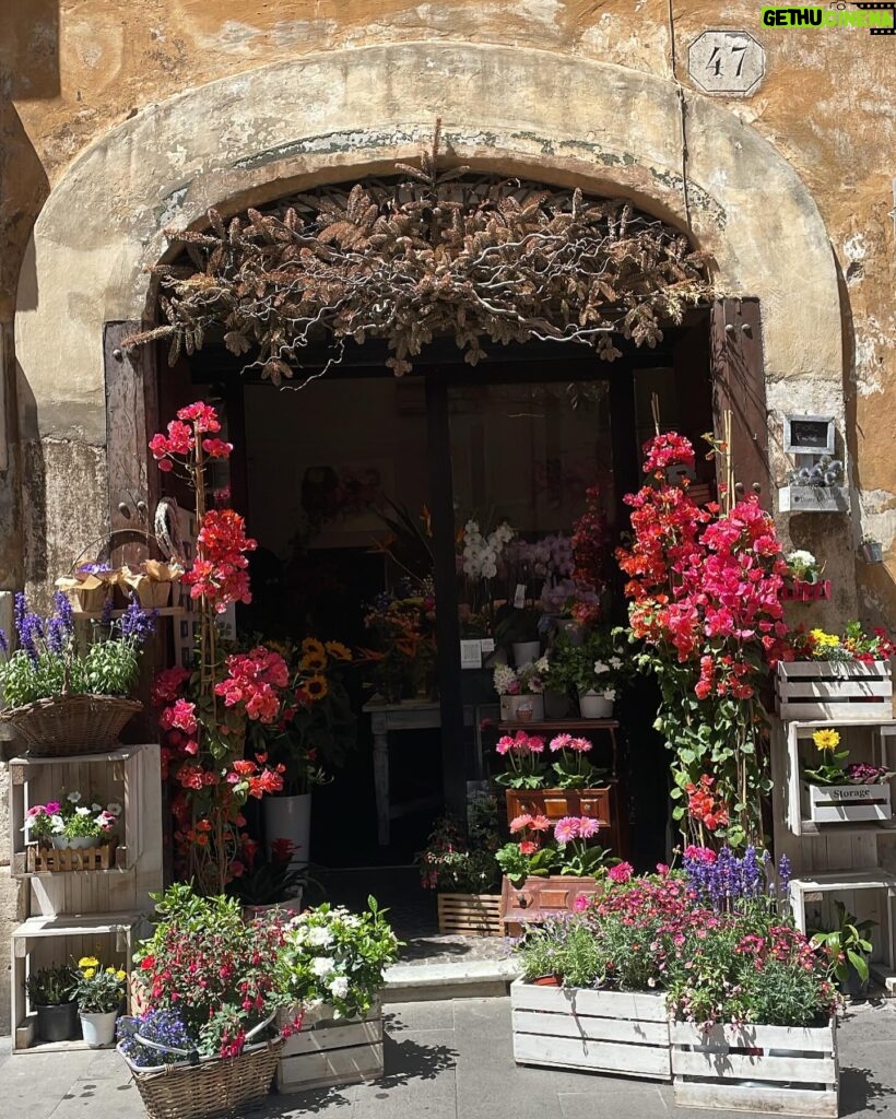 Burcu Kara Instagram - Madem bugün Perşembe,haydi Roma anılarına gidelim.😍İmkan olsa her fırsatta o sokaklarda olmak isterim.Siz şu an imkanınız olsa hangi ülkeye gitmek istersiniz?🇮🇹🍕🍦