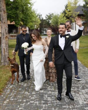 Buse Arslan Instagram - Çok sevdim 🤍👰🏼‍♀️ Tüm güzel dilekleriniz için teşekkür ederiz . 

Thank you for all your good wishes. Which of the three wedding dresses is your favourite?😃

@zuleyhakuruwedding 💫
📸: @hakanakmanwedding 
@anakampsocial 
@gbgstyle