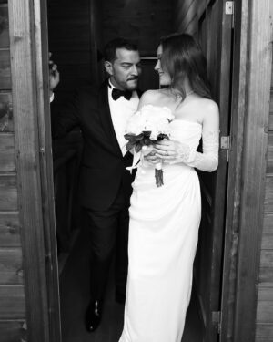 Buse Arslan Instagram - Çok sevdim 🤍👰🏼‍♀️ Tüm güzel dilekleriniz için teşekkür ederiz . 

Thank you for all your good wishes. Which of the three wedding dresses is your favourite?😃

@zuleyhakuruwedding 💫
📸: @hakanakmanwedding 
@anakampsocial 
@gbgstyle