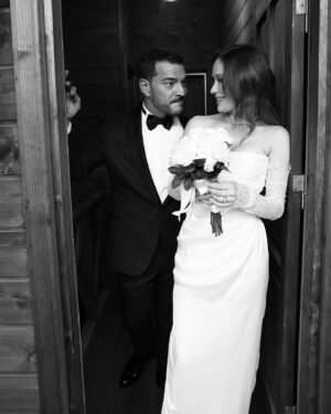 Buse Arslan Instagram - Çok sevdim 🤍👰🏼‍♀️ Tüm güzel dilekleriniz için teşekkür ederiz . 

Thank you for all your good wishes. Which of the three wedding dresses is your favourite?😃

@zuleyhakuruwedding 💫
📸: @hakanakmanwedding 
@anakampsocial 
@gbgstyle