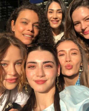Buse Arslan Instagram - Dostum Winnie ve Kızlar 🤞🏻
İyi ki doğurdun @didembalcin  iyi ki doğdun Alicaağnn🤍