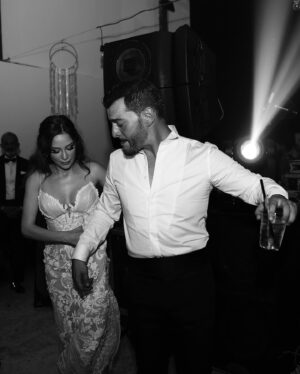 Buse Arslan Instagram - Çok sevdim 🤍👰🏼‍♀️ Tüm güzel dilekleriniz için teşekkür ederiz . 

Thank you for all your good wishes. Which of the three wedding dresses is your favourite?😃

@zuleyhakuruwedding 💫
📸: @hakanakmanwedding 
@anakampsocial 
@gbgstyle