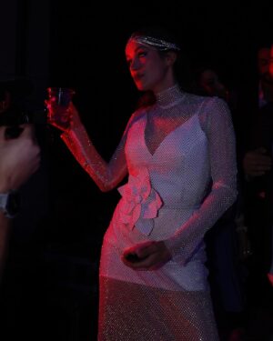 Buse Arslan Instagram - Everybody dance !
We never stopped! 

@begumbdh Muhteşem tasarımı 💫
styling: @mehtapstefou 
@gbgstyle 
Harika fotoğraflar @hakanakmanwedding 
@artibir Ve özel teşekkür tüm yeniliklerinize bayıldık.