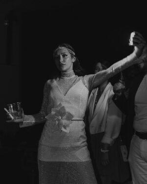 Buse Arslan Instagram - Everybody dance !
We never stopped! 

@begumbdh Muhteşem tasarımı 💫
styling: @mehtapstefou 
@gbgstyle 
Harika fotoğraflar @hakanakmanwedding 
@artibir Ve özel teşekkür tüm yeniliklerinize bayıldık.
