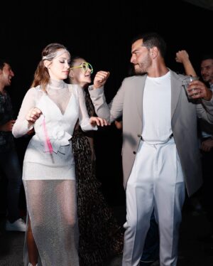 Buse Arslan Instagram - Everybody dance !
We never stopped! 

@begumbdh Muhteşem tasarımı 💫
styling: @mehtapstefou 
@gbgstyle 
Harika fotoğraflar @hakanakmanwedding 
@artibir Ve özel teşekkür tüm yeniliklerinize bayıldık.