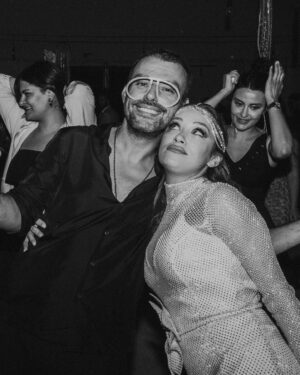 Buse Arslan Instagram - Everybody dance !
We never stopped! 

@begumbdh Muhteşem tasarımı 💫
styling: @mehtapstefou 
@gbgstyle 
Harika fotoğraflar @hakanakmanwedding 
@artibir Ve özel teşekkür tüm yeniliklerinize bayıldık.