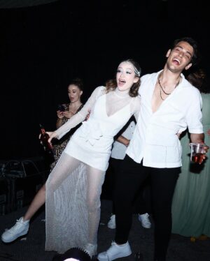 Buse Arslan Instagram - Everybody dance !
We never stopped! 

@begumbdh Muhteşem tasarımı 💫
styling: @mehtapstefou 
@gbgstyle 
Harika fotoğraflar @hakanakmanwedding 
@artibir Ve özel teşekkür tüm yeniliklerinize bayıldık.