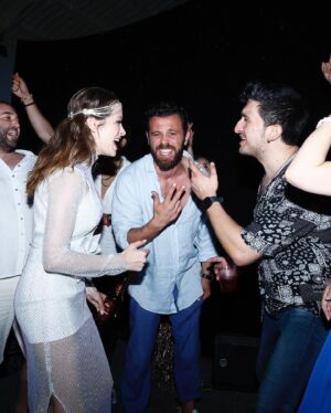 Buse Arslan Instagram - Everybody dance !
We never stopped! 

@begumbdh Muhteşem tasarımı 💫
styling: @mehtapstefou 
@gbgstyle 
Harika fotoğraflar @hakanakmanwedding 
@artibir Ve özel teşekkür tüm yeniliklerinize bayıldık.