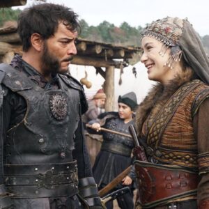 Buse Arslan Instagram - Dündar bey ‘ in 
Kulucahisar’ın 
Bacıyan-ı Rum ‘un 
Cerkutay’ın
Ve Yeni Şehir’in deli kızı Aygül Hatun iyi ki seni tanıdım deli kız iyi ki ! Sayende daha cesur daha gözükarayım.
Gönlüme değen, kalbimi zenginleştiren, çelme takan ,dersleri bitirmeyen, bedel ödeten, bedel ödeyen, çok koşan çok öğrenen, çok seven… 3 yıl artı çiftlik zamanlarım🤍 Dünyanın en iyi kalpli aktörleri. Sizin ile dağ tepe koşturmayı çok sevdim. 
Canım partönerim,şansım hayatım boyunca senin kadar yetenekli aktörlerle karşılaşıyım… Ve bugünleri çok özlemeden yine sahnede olalım. @cagrisensoy 
Komutanlar ,generaller, acemi birliği ve ustalıkta öğrenen, öğreten zamanlar ,hocalarım ekibimiz. 🙂🤍
Ve babacanlığı, kalbi ile @huseyinnureddindal ve nezaketi, naifliği, kadının iş güzelleştirdiğinin kanıtı @aslizeyneppekerbozdag ve yapımcımız @mehmetbozdag iyi ki Aygül’ ü seçtin iyi ki yüreklendirdin.🙏🏻 
Hep güzellikleri hatırlarım kalbim de çok güzelsiniz ben botları çıkattım askerlik biter teşekkürler 🤍