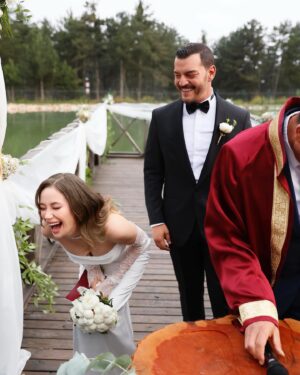 Buse Arslan Instagram - Evet,evet,evet ! En mutlu günlerimize, bir en mutlu gün daha eklendi gitti. 
Size sarılıyoruz . Onca yolu tepmenize , dansımıza eşliğinize , bizimle boşvermenize 🌧️ sarılırız. Ailemiz, dostlarımız, sevdiklerimiz. İyi ki birbirimizi seçmişiz. 🤍 
Ve nasıl aşırı yanımızda olan 😍muhteşem ekibimize özel teşekkürler . 
📸 @hakanakmanwedding 
@gbgstyle 
styling : @mehtapstefou 
👰🏼‍♀️: @zuleyhakuru 
👰🏼‍♀️:@gulsahaydinaccessories 
makyaj: @erkanuluc 
saç: @atakangelisli 
organizasyon: @mercanmylove & @denizyildizlari 
@emircag 💫
Canımız çocuklar. 👐🏻🤍
evimiz🤍
@anakampsocial 
@tolgademir_52 
@tarikkkdemir 
@salihkara28 
@sinemmm_ulu 
ve @orkutesrabaysal 🤍
@noneedname.store 
@ruruhediyelik Muhteşem hediyeler💫
