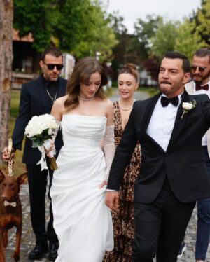 Buse Arslan Instagram - Evet,evet,evet ! En mutlu günlerimize, bir en mutlu gün daha eklendi gitti. 
Size sarılıyoruz . Onca yolu tepmenize , dansımıza eşliğinize , bizimle boşvermenize 🌧️ sarılırız. Ailemiz, dostlarımız, sevdiklerimiz. İyi ki birbirimizi seçmişiz. 🤍 
Ve nasıl aşırı yanımızda olan 😍muhteşem ekibimize özel teşekkürler . 
📸 @hakanakmanwedding 
@gbgstyle 
styling : @mehtapstefou 
👰🏼‍♀️: @zuleyhakuru 
👰🏼‍♀️:@gulsahaydinaccessories 
makyaj: @erkanuluc 
saç: @atakangelisli 
organizasyon: @mercanmylove & @denizyildizlari 
@emircag 💫
Canımız çocuklar. 👐🏻🤍
evimiz🤍
@anakampsocial 
@tolgademir_52 
@tarikkkdemir 
@salihkara28 
@sinemmm_ulu 
ve @orkutesrabaysal 🤍
@noneedname.store 
@ruruhediyelik Muhteşem hediyeler💫