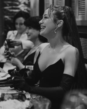Buse Arslan Instagram - Thank you to everyone who made our henna night fun. We had a lot of fun. My funny funny girls, you raise the energy of every place. And boys, whose place are you raiding? 😂
Arkadaşlarım,bin yıllık dostlarım ve canım ailem! 🤍 İyi ki!
Güzelliğime ortak olanlar 😜
Canım stylingim 
@gbgstyle @mehtapstefou Sana güvenmek ne güzel ! @a46tuvanam @gulsahaydinaccessories @ilvi_official 
Saçlarımı hiç emanet edemem . Ama başak burcu ve detaycıysa ettim gitti! @atakangelisli 
E on yılı var mı tanışıklığımızın ? Ne güzel dokundun yüzüme yine @mervekesci_ 
O kadar soru sormasa bu kadar iyi olmazdı belki bu kareler @hakanakmanwedding 
Bizi ağırlayan. @ikon.happymoons 
@sohoiletisim 💫
Ve gustosunu en sevdiğim party mekanımız. @kaiabebek 
Uzaklarda ve erkek oldukları için 😂 kınama gelemeyen dostlarım @yltankahramann @uzaygokhanirmak 
@fanfantufan 
@dinar_kahveci 
ve Kardeşim @bugrarsslan 
Oğlanların baskınını beklemiyordum. 😂🚨
Bubu&Çaça @cagrisensoy #hennanight 🤍Yakıldı mı o kına? 😂